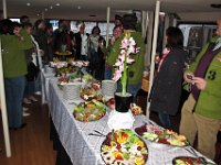 41   Buffet auf einem Ausflugsboot am Abend