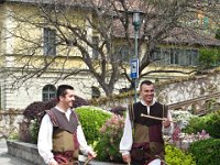 73  wir werden von den Trommlern begruesst