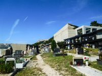 076 und die Gruften rund um die Kirche