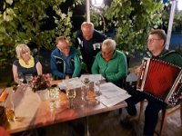 040.1 am Abend gibt es Musik und Gesang