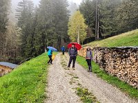 024 der Regenschirm wird aufgespannt
