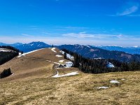 020 Abstieg Hofbauer Huette im Hintergrund das Rennfeld
